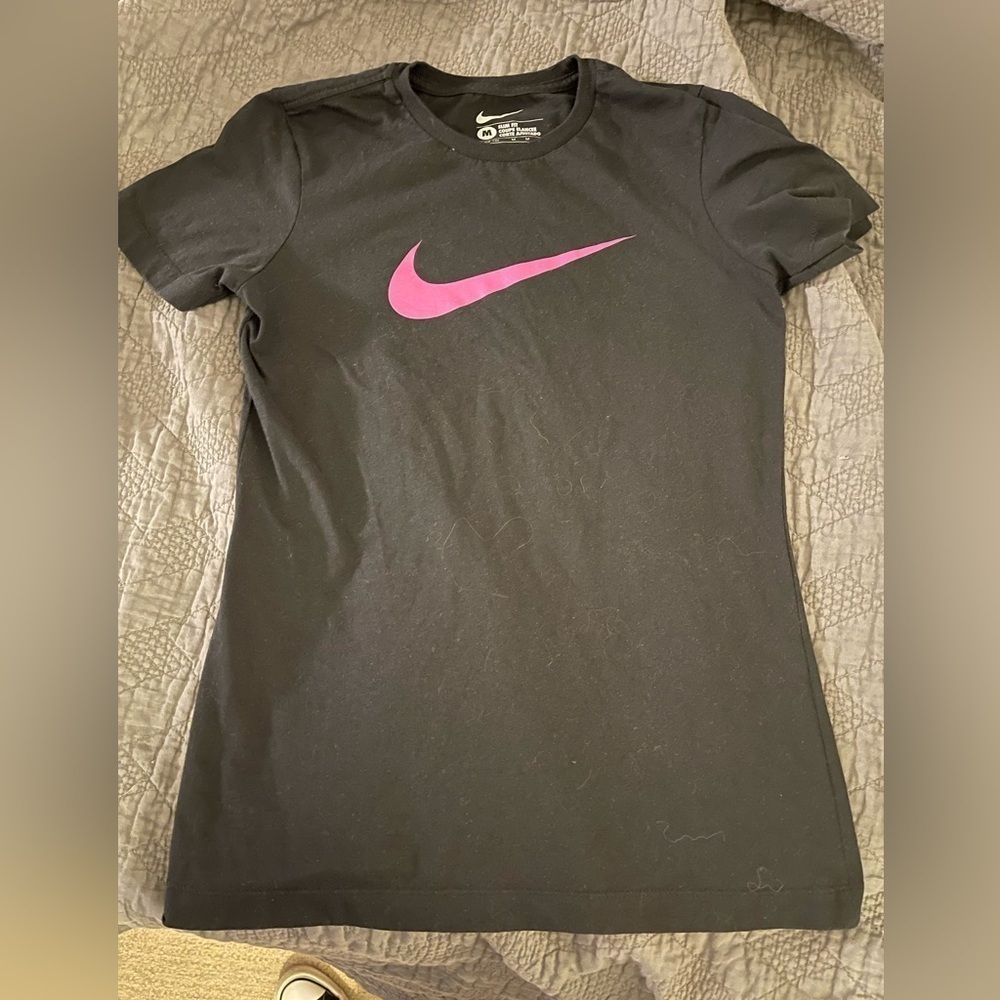 Women’s Medium Nike Slim Fit t shirt.